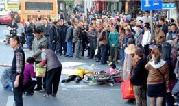 东站吃瓜现场路人,路人围观的热闹一幕